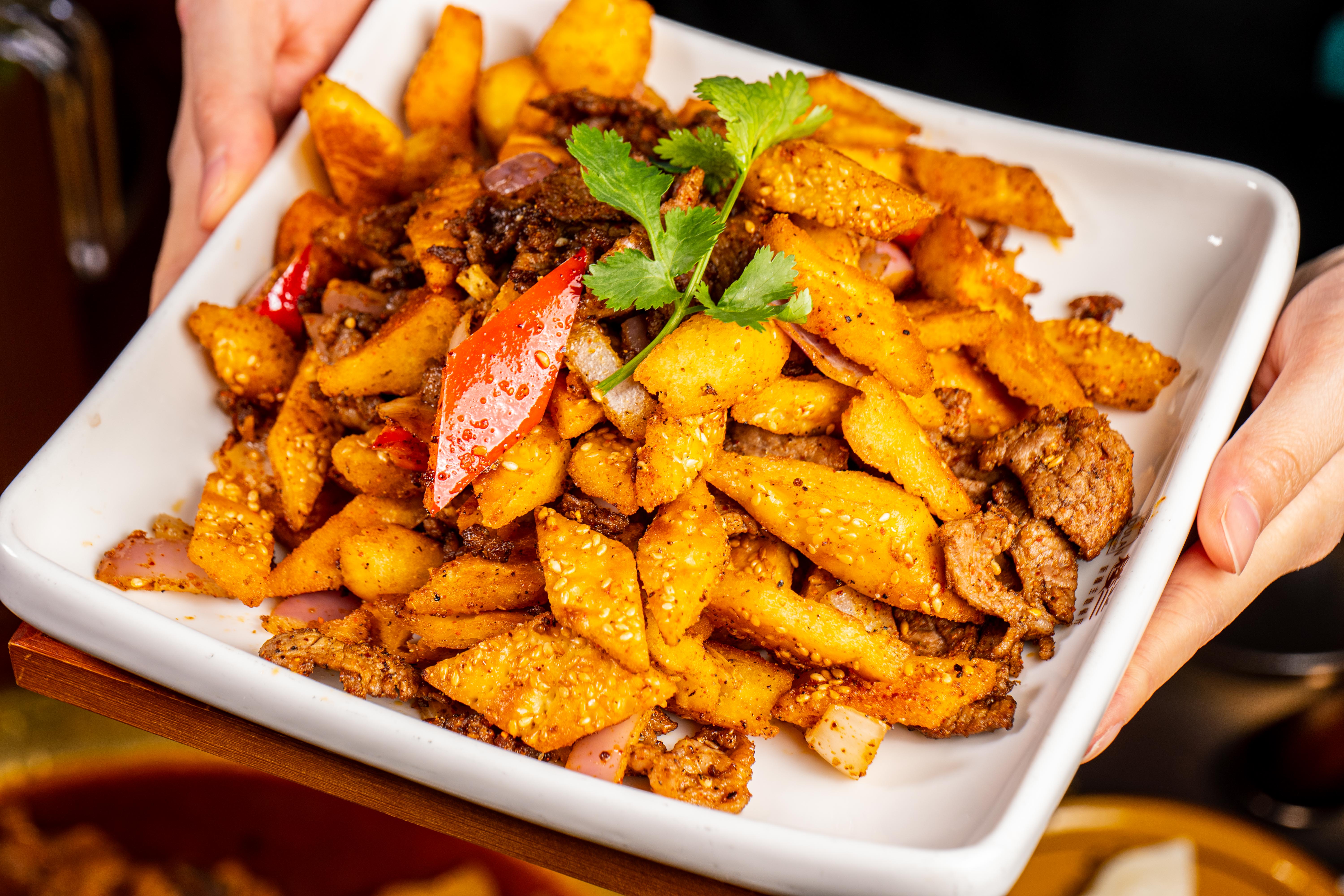 新疆特色美食“烤馕”，香喷喷的，你吃过吗？